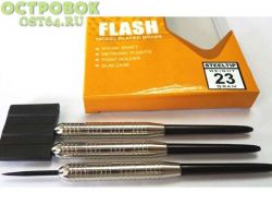 3 дротика, пластиковый кейс.<br />
Дротики:<br />
вес:21 грам<br />
наконечник steeltip,<br />
баррель латунь<br />
хвостовик нейлон.<br />
оперение нейлон.<br />
Размер упаковки: 19 х 10 х 2 см.<br />
Вес: 120 г.<br />
Производитель: One80, Китай